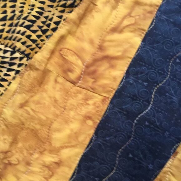 NWT. Hand Crafted Quilted Runner Gold & Black - Picture 6 of 11